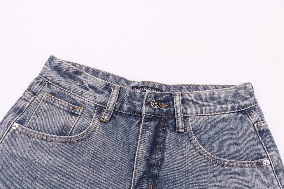 P250 style number: H433 Chrome Hearts CH Chrome Hearts heavy industry damaged ripped high street jeans exude uninhibited personality and unique charm. Every wear and tear is carefully designed to present a unique artistic feel. Made of imported denim fabric, which has undergone heavy industrial washing and destruction treatment, the trousers show a super cool effect on the upper body, allowing you to dominate the fashion stage.  This is more than just a pair of jeans, it is an expression of attitude. With its unique design concept and ultimate pursuit of details, Croxin breaks traditional boundaries and defines the jeans trend in the new era. The trousers are made of double-layer woven fabric and matched with customized hardware, showing an incomparably beautiful and unique style, making every wearer the focus of fashion. Imported denim fabric, super heavy-duty washed and damaged, the upper body is super cool! Customized hardware, incomparably good-looking model. The production process is difficult. It has a high-street feel. Color: blue Size: S M L XL XXL